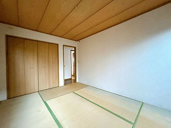 【リフォーム前／1階北洋室】1階和室は洋室に仕様変更いたします。フローリング張り、クロス貼替、建具交換、照明交換を行います。