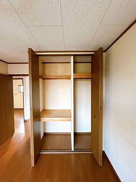 【2階洋室　収納】クリーニングを行います。