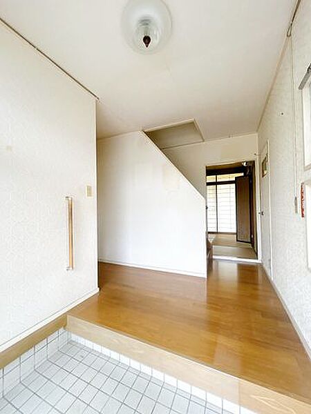 【玄関内部】