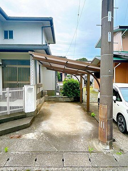 【駐車場】玄関横に1台分の駐車スペースがございます。敷地南側にも並列2台分の駐車スペースを新設予定です。
