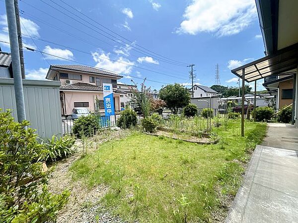 【庭】敷地南側の庭の一部を駐車スペースに変更予定です。