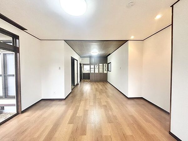 【リフォーム済】20.17帖LDKは、天井と壁のクロスを張り替え、床はフロアタイル重ね張りしました。汚れが拭き取りやすく傷もつきにくい素材なので、お掃除もラクラクです。