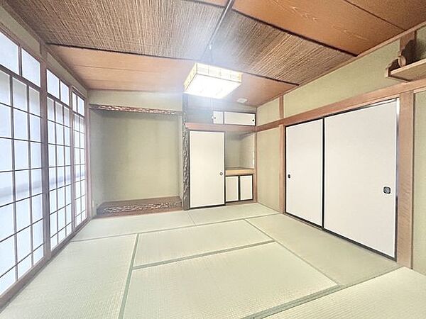 【リフォーム済】1階和室です。畳は新品交換、ふすま障子は張り替えました。い草の香りに癒される、居心地の良いお部屋に仕上がりました。