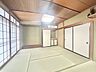 和室：【リフォーム済】1階8畳和室です。畳は新品交換、ふすま障子は張り替えました。い草の香りに癒される、居心地の良いお部屋に仕上がりました。
