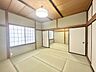 和室：【リフォーム済】2階東側8畳和室です。畳は表替え、ふすま障子は張り替えました。居心地の良いお部屋に仕上がりました。