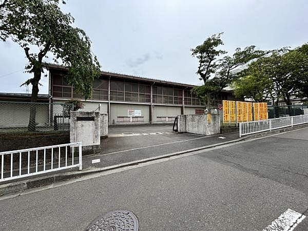 【小学校】川平小学校まで約850ｍ徒歩11分。交通量も少なく通学に便利な立地です、子育て環境が充実しております。