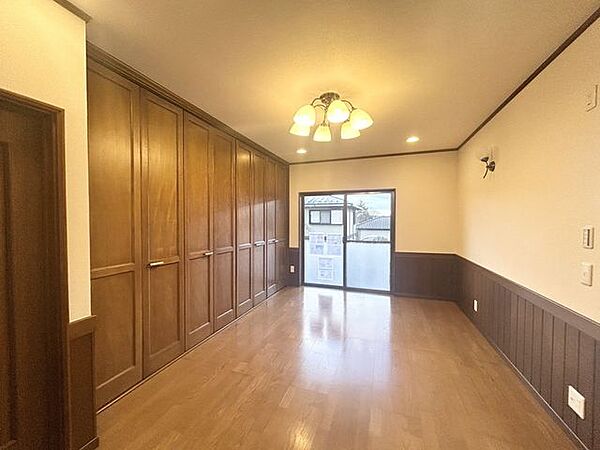 【リフォーム済】1階西側8畳の洋室は、クロス張替照明玉交換、床は清掃を行いました。