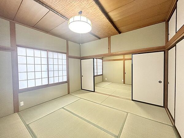 【リフォーム済】2階東側和室です。畳は表替え、ふすま障子は張り替えました。居心地の良いお部屋に仕上がりました。