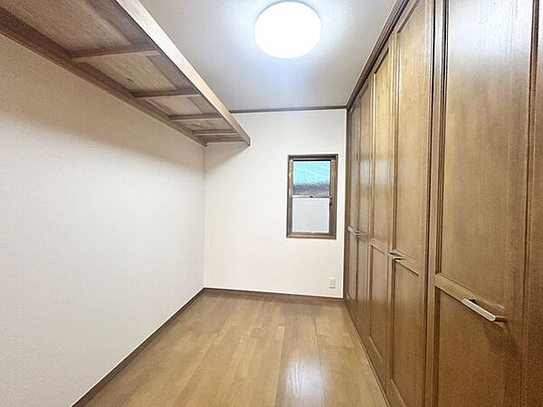 【リフォーム済】1階のウォークインCLはクロス張替を行いました。丈の長い洋服も収納いただけますね。