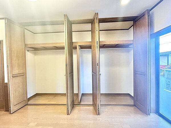 【リフォーム済】クロ－ゼット内部は、清掃いたしました。2つ分の大きさがございますので、収納に困りませんね。