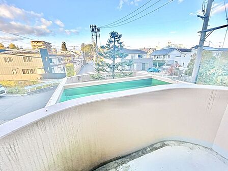 【バルコニー】北側のバルコニーの写真です。和室のお部屋の窓を開けるとこちらのバルコニーがございます。
