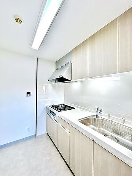 ローソン仙台柏木三丁目店 【リフォーム後】キッチンスペースの写真です。キッチンは新品のシステムキッチンに交換いたします。キッチン背面のスペースもゆとりがございますので、カップボードや食器棚を問題なく…