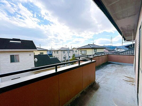 【リフォーム中】ベランダです。南向きで日当たり良好です。横幅が広くお布団と洋服を同時に干すことも可能ですね。
