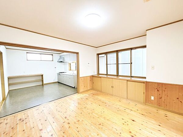 【室内リフォーム済】リビング別アングルです。ダイニングとリビングの間の建具は残します。におい漏れや熱逃げを防ぎ、快適なリビング空間となりますね。