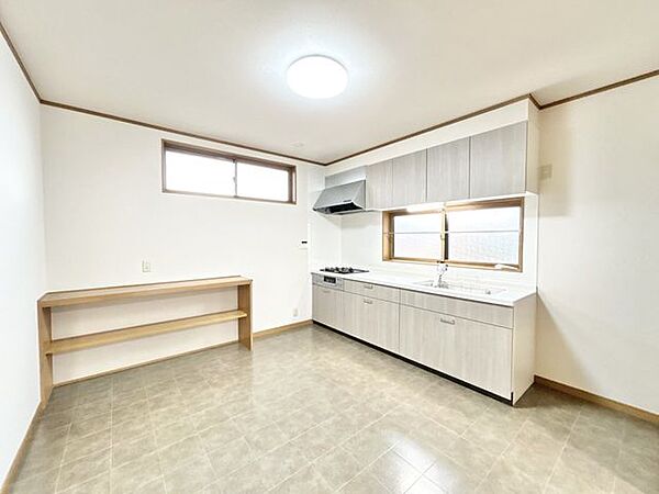【室内リフォーム済】洋室別アングルです。ペアガラスのサッシは、断熱性に優れており、節電につながりますね。