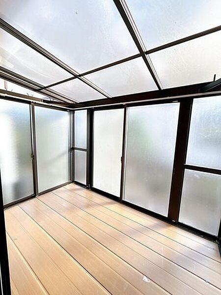 【室内リフォーム済】リビングの隣のサンルームです。洗濯干しで利用してもよいし、窓を開けながらコンロでのBBQや芋煮会など幅広く活用できます。