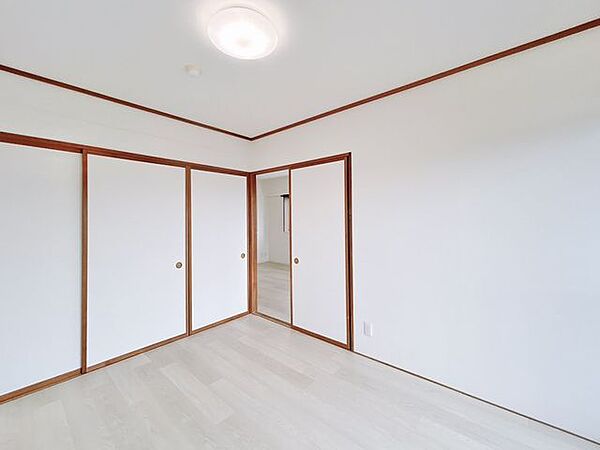【リフォーム済】南東側洋室約6帖の写真です。収納もついており、お荷物が多い方でも安心です。
