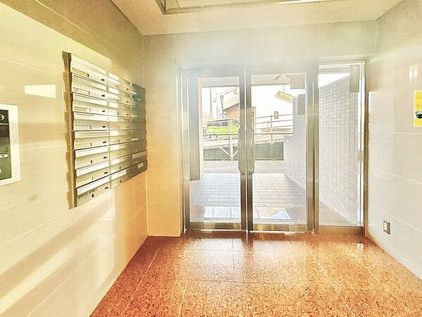 【エントランス】エントランスの別角度からの写真です。