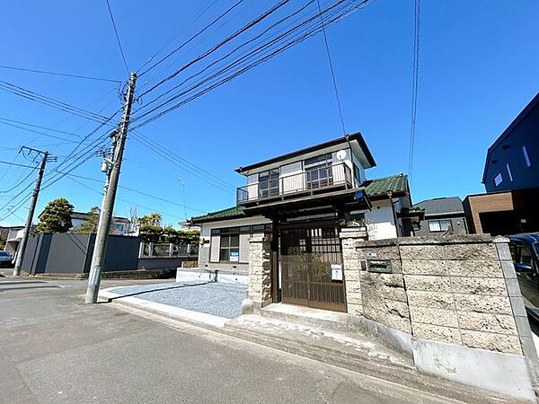 【リフォーム中4/19撮影】家の外観とマッチした南側の門はそのまま残し、和の雰囲気をより引き立ててくれます。