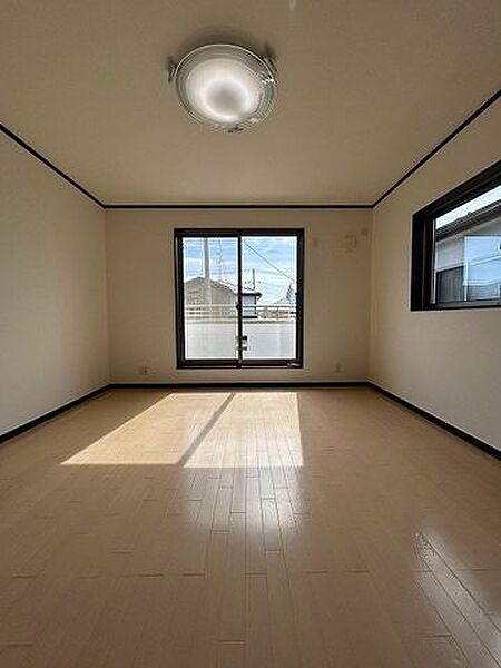 2F西側洋室は2方向の窓で風通し良好で.