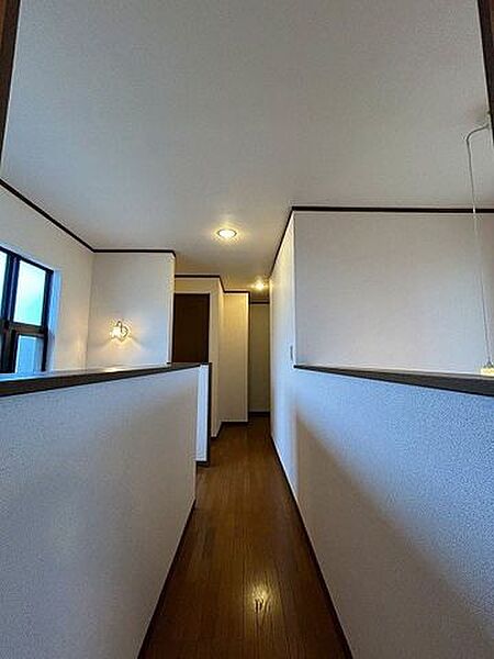 2階廊下は吹き抜けと窓で開放感があります