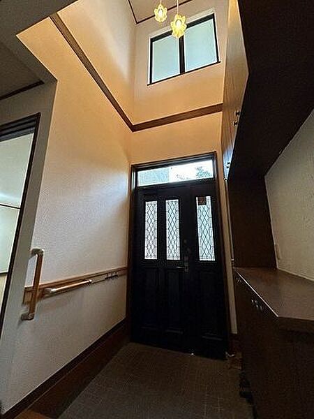 吹き抜けで開放感のある玄関ホールです