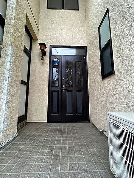 広い玄関スペースが帰宅を出迎えてくれます