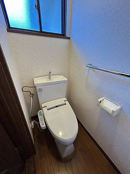2階のトイレは新品交換します
