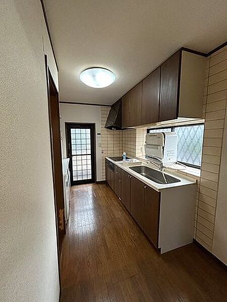 キッチンは新品に交換します
