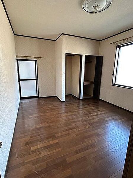 1F北西側洋室は2方向に窓があり風通し良好です