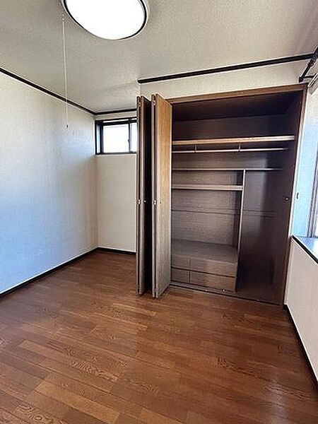 2F北東洋室は2方向に窓があり風通し良好です