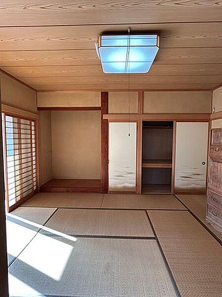 和室は日当たり良好で落ち着いた雰囲気です