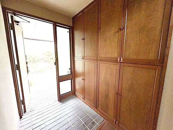 【リフォーム中】玄関内部です。大きいシューズボックスは、ご家族みんなの靴もスッキリ片付きます。