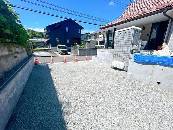 【リフォーム中8/6撮影】駐車場です。4台駐車できるよう拡張工事を行いました。