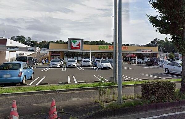 ヨークベニマル上谷刈店様まで徒歩12分です。車が無い時に歩いていける距離でお買い物できるのは嬉しいですね。 950m