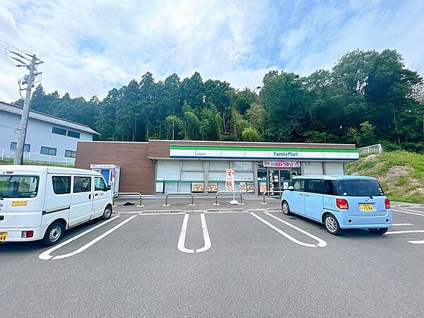 ファミリーマート泉丸田沢店様まで徒歩10分です。ちょっとしたお買い物も便利です。 790m