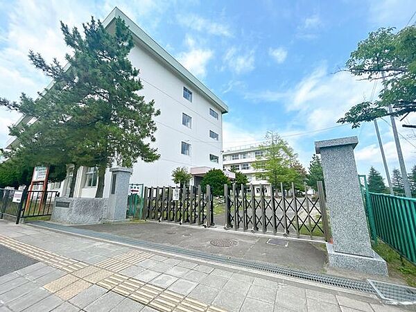 仙台市立加茂小学校まで徒歩15分です。徒歩圏内だと低学年のお子様の登下校も安心ですね。 1170m