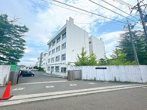 仙台市立加茂中学校まで徒歩17分です。元気に歩いて、毎日の通学で足腰を鍛えることが出来ますね。 1360m