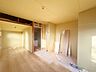 和室：【リフォーム中】二階和室6帖の写真です。クロスの貼替、フローリングの張替、建具を交換し洋室に変更します。清潔感のある空間に生まれ変わります。
