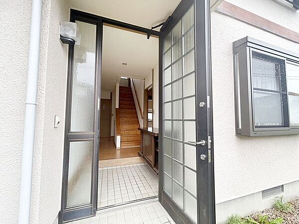 【リフォーム中】玄関の写真です。玄関ドアはクリーニングと鍵交換を行います。曇りガラスがおしゃれな玄関ドアです。