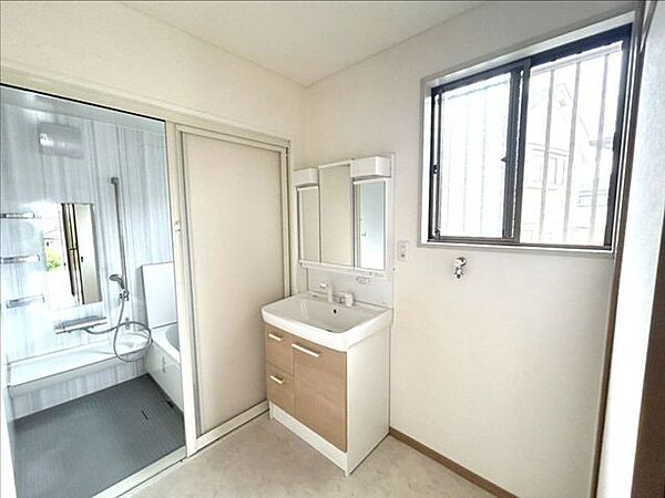 【リフォーム中】洗面所の写真です。クロスの張替、床はクッションフロアの張替、洗面台はクリーニングを行います。清潔感のある空間に生まれ変わります。