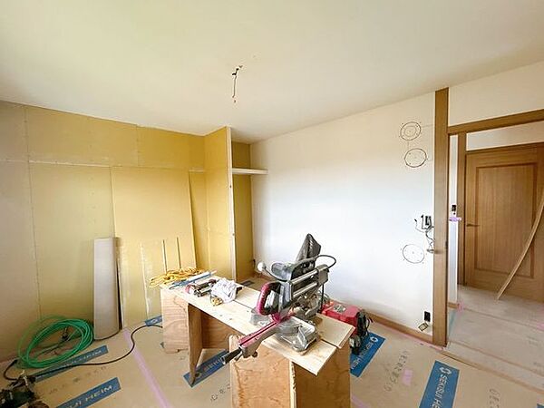 【リフォーム中】二階約6.25帖洋室別角度の写真です。クロスの張替、フローリングの重ね張りを行います。クローゼット付きです。