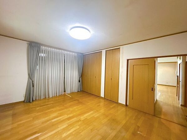 【リフォーム中】1階10帖洋室です。クロスの張替え、フローリングのワックスがけを行います。主寝室にいかがでしょうか。