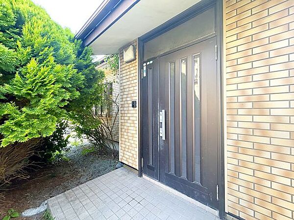 【リフォーム中】玄関ドアです。玄関ポーチは屋根つきなので、雨の日に荷物がたくさんあっても濡れずに出入りできますね。