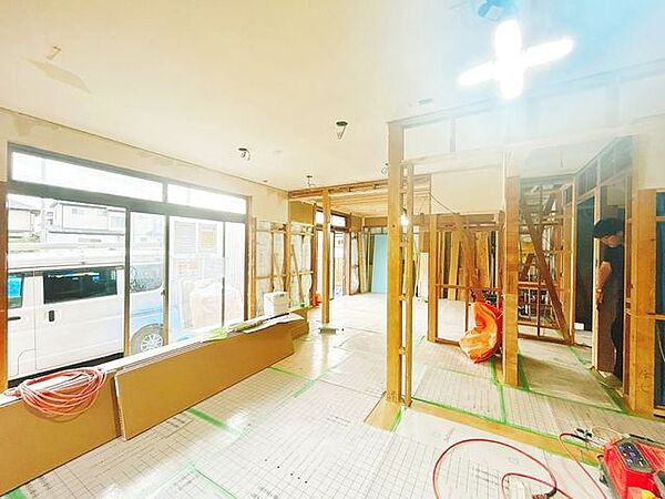 【リフォーム中】キッチンからリビングを見た写真です。キッチンは対面キッチンなのでご家族と会話しながらお料理を楽しめますね。