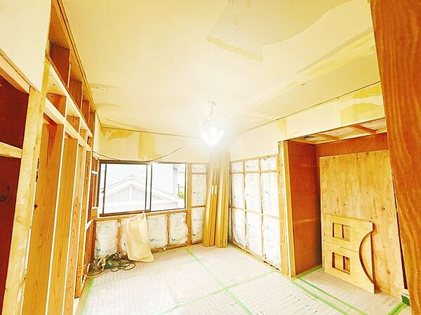 【リフォーム中】2階北西側洋室別角度の写真です。クロスの貼替、フローリングの重ね張り、建具の交換などを行います。収納付きです。