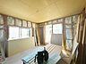 室内：【リフォーム中】2階東側洋室別角度の写真です。クロスの貼替、フローリングの重ね張り、建具の交換などを行います。収納が2か所あります。