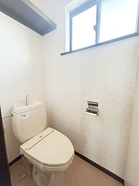 【8/31まで現況販売】2階トイレです。トイレが2か所あれば混み合うことも解消されそうです。