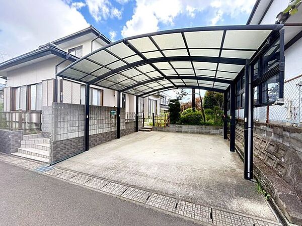 【8/31まで現況販売】駐車場は並列で2台可能です。駐車スペースはカーポート付きですので、車の乗り降りも快適です。