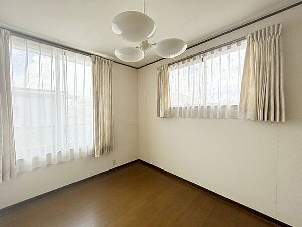 【8/31まで現況販売】2階洋室別角度の写真です。主寝室にいかがでしょうか。